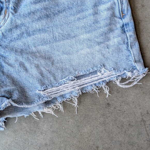 American Eagle Blue Distressed Denim High Rise Relaxed Short size 6 - Picture 3 of 7